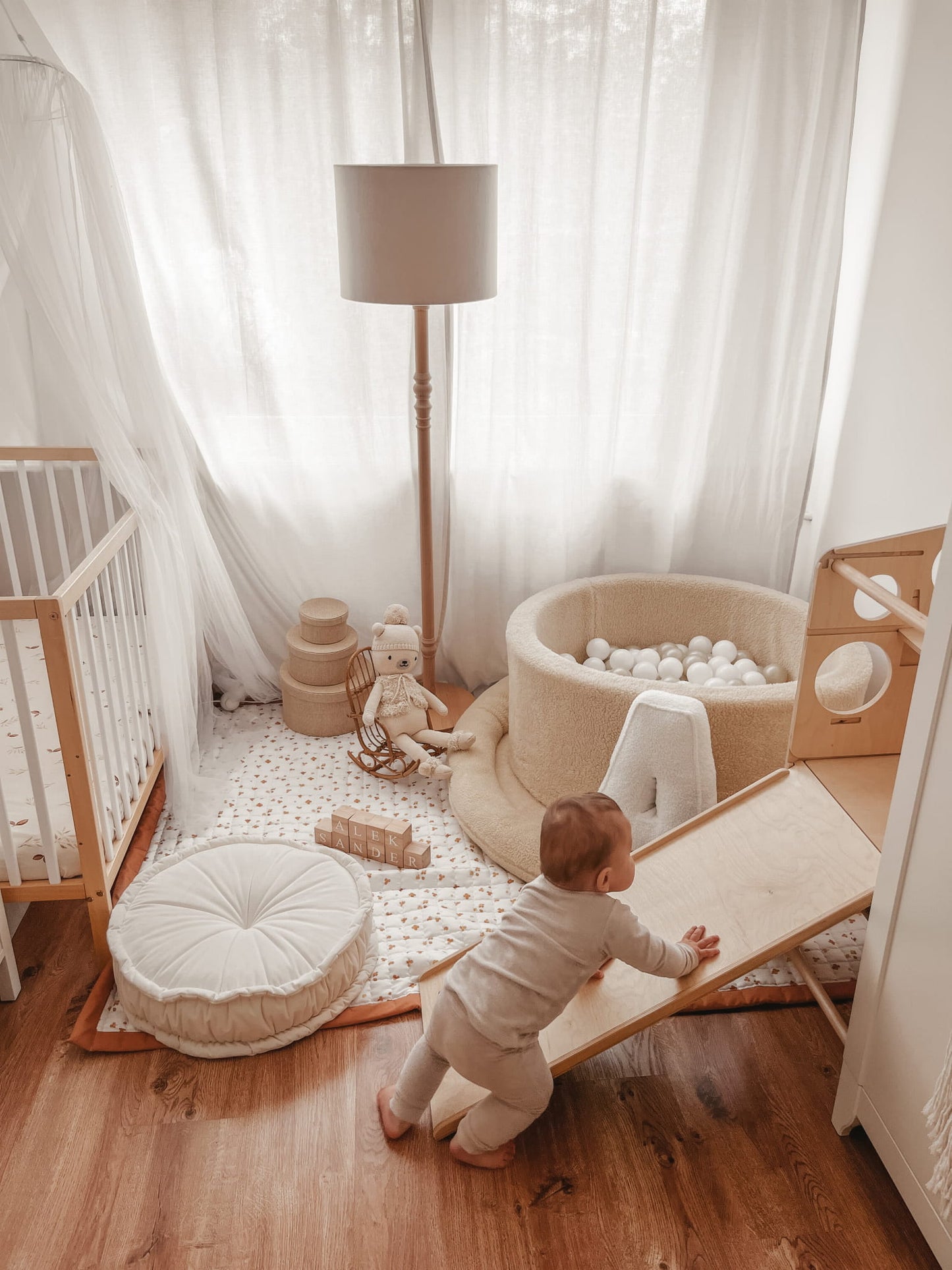 [PRÉVENTE] Piscine à balles 90x40 Teddy beige avec balles 300 pcs. (transparent, perle, gris, or rose)